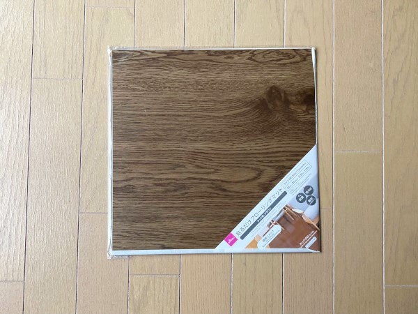 110円で部屋の床をDIY！ ダイソーの貼るだけフローリングマットが超簡単だった