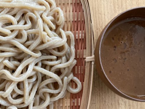 ポタージュのようなトロトロ濃厚つけ麺ダレ!? セブンの「金の濃厚つけめん」がクセになる美味しさ…