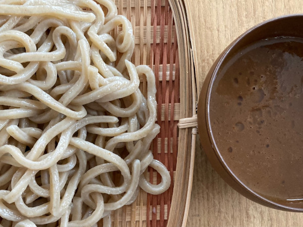 ポタージュのようなトロトロ濃厚つけ麺ダレ!? セブンの「金の濃厚つけめん」がクセになる美味しさ…