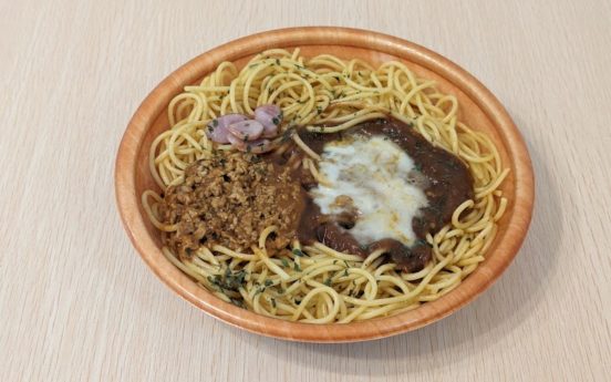 2種類のカレーをパスタで楽しむ「大盛 チーズのせ！ カレースパゲティ」（ファミマ）