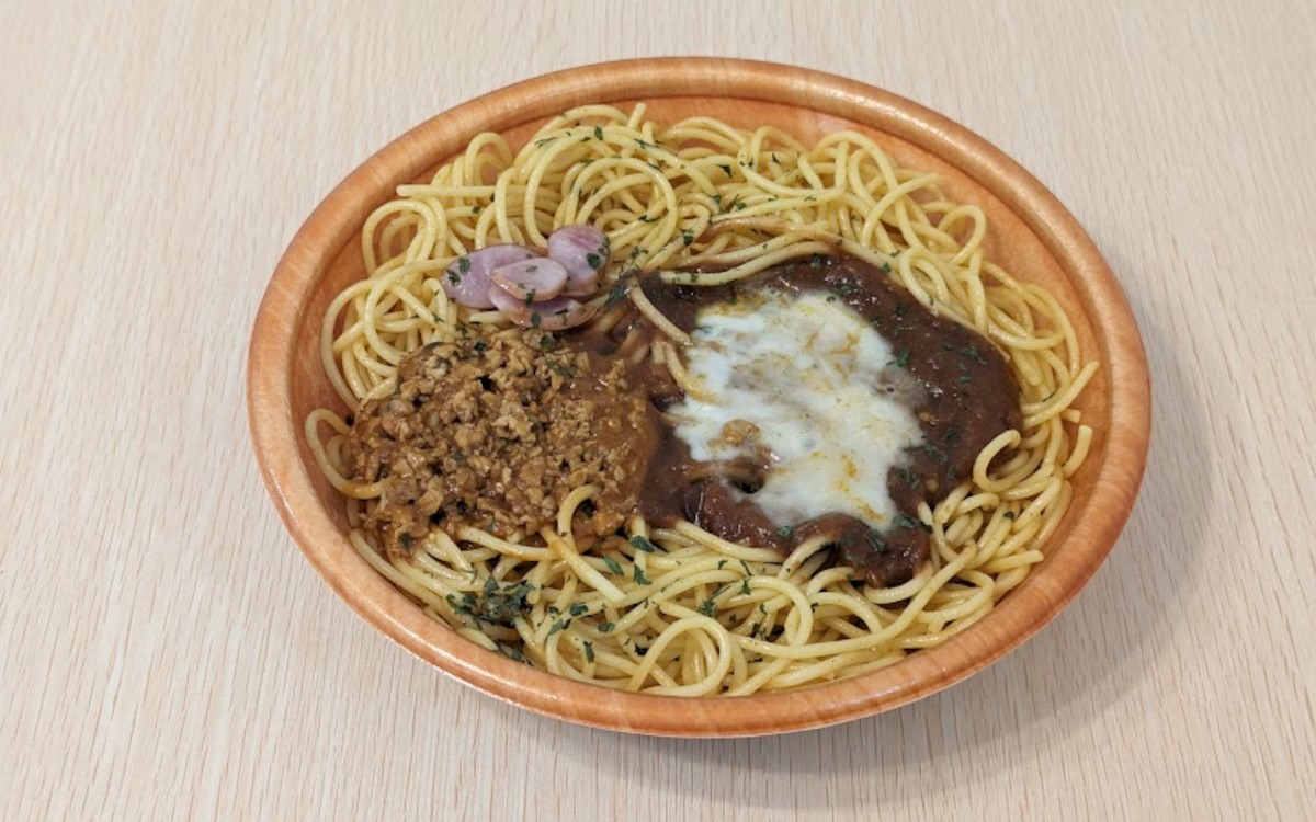 2種類のカレーをパスタで楽しむ「大盛 チーズのせ！ カレースパゲティ」（ファミマ）