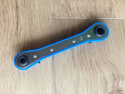 【モノタロウ】軽くてコンパクト！ 1本で4サイズ対応のスリムな「板ラチェットレンチ」は狭い場所での締め作業にぴったり
