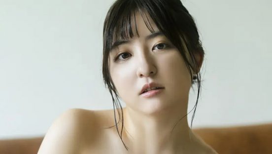 麻倉瑞季がチューブトップ水着でまったり休日グラビア『BOMB Love Special 2023 #2』【独占カット】