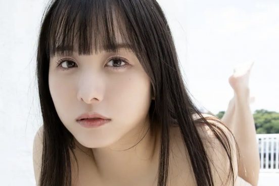 パラディーク・新谷真由がチューブトップ水着で水浴びグラビア『BOMB Love Special 2023 #2』【独占カット】