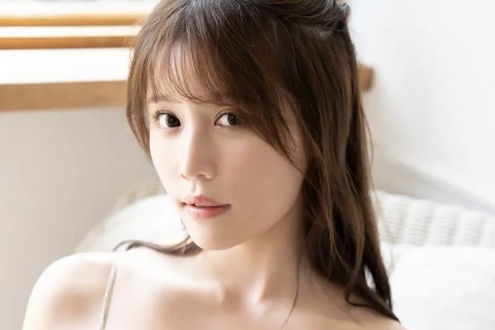 小日向ゆかが美谷間くっきりキャミソール姿披露『BOMB Love Special 2023 #2』【独占カット】