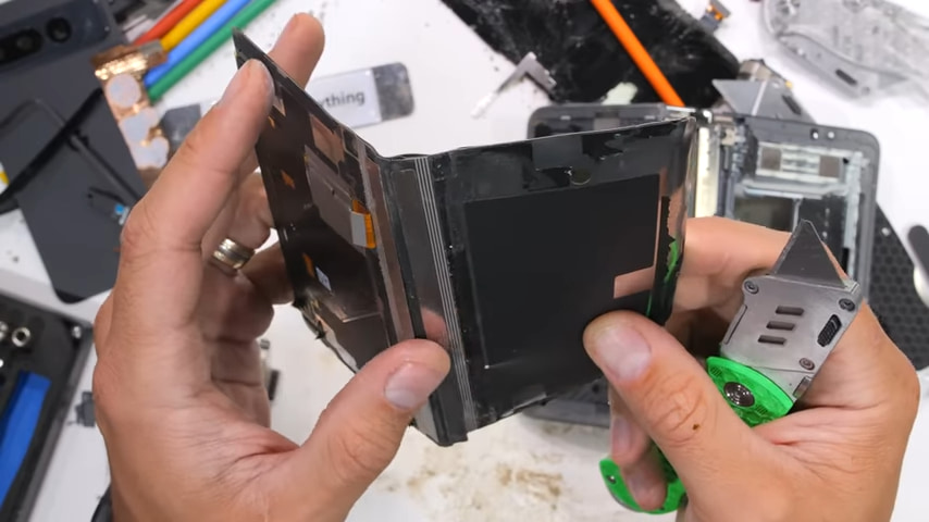Pixel Fold、本体を薄くするためアルミニウム素材を使用。そのため曲がりやすい？