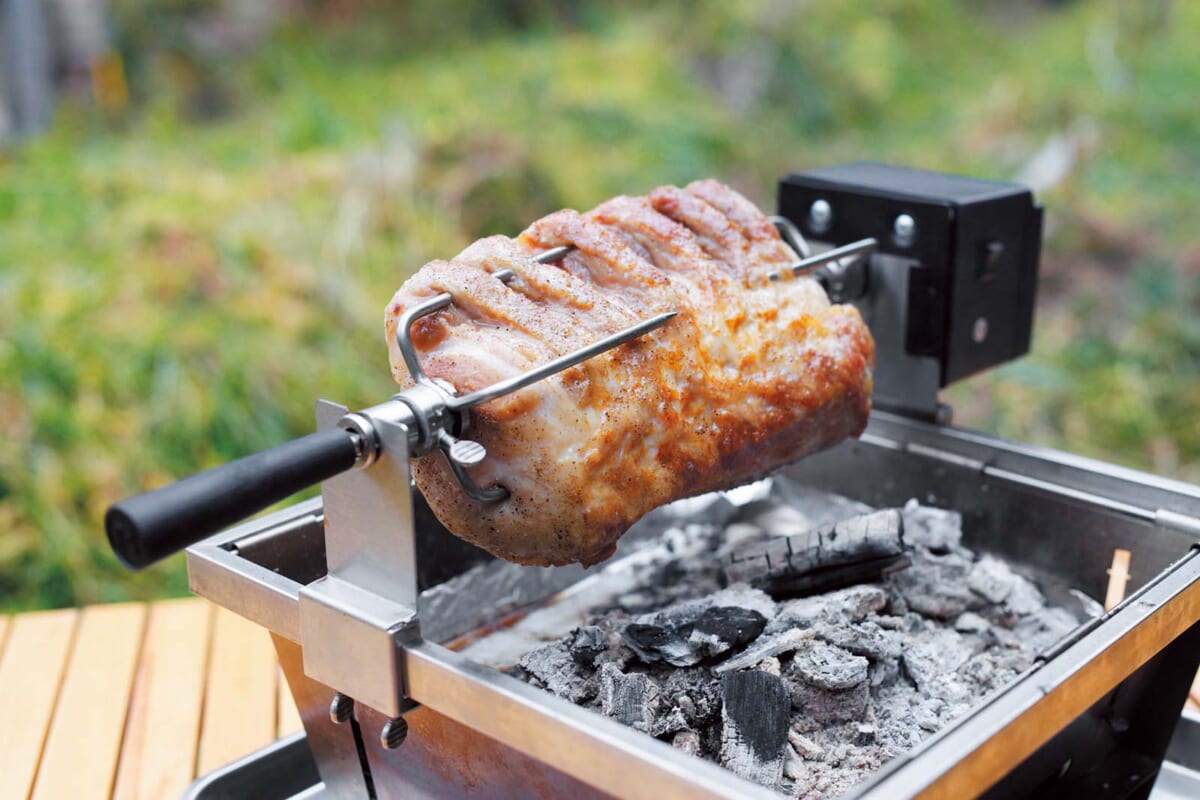 釜焼きピザに回る肉……キャンプでも本格的な食事を楽しもう！ プロがオススメするキャンプギア
