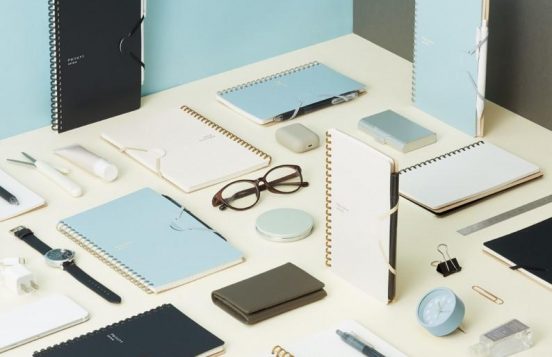 筆記具をゴムバンドにはさんでスマートに持ち運べる！ ソフトリングノート「Penott（ペノット）」