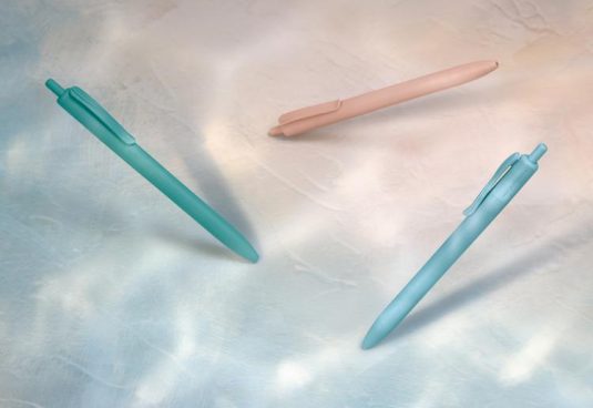 「海の日」に発売！ 海に思いをはせたくなるエコマーク認定ボールペン「ジェットストリーム 海洋プラスチック」