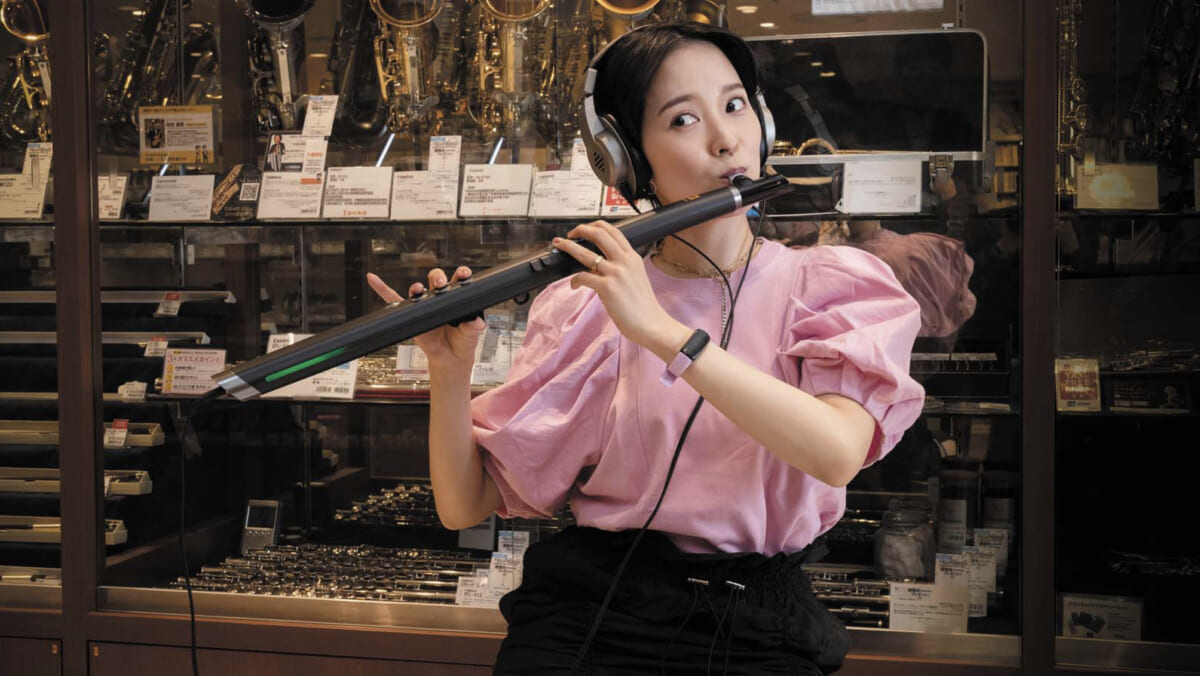 リコーダーも電子化してる！ 家電女優が「島村楽器」で8つの電子楽器をインプレ