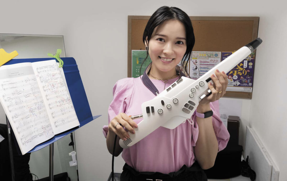 家電のプロがいま、電子楽器に沼るワケ−−家電女優・奈津子「エアロフォン」にハマる