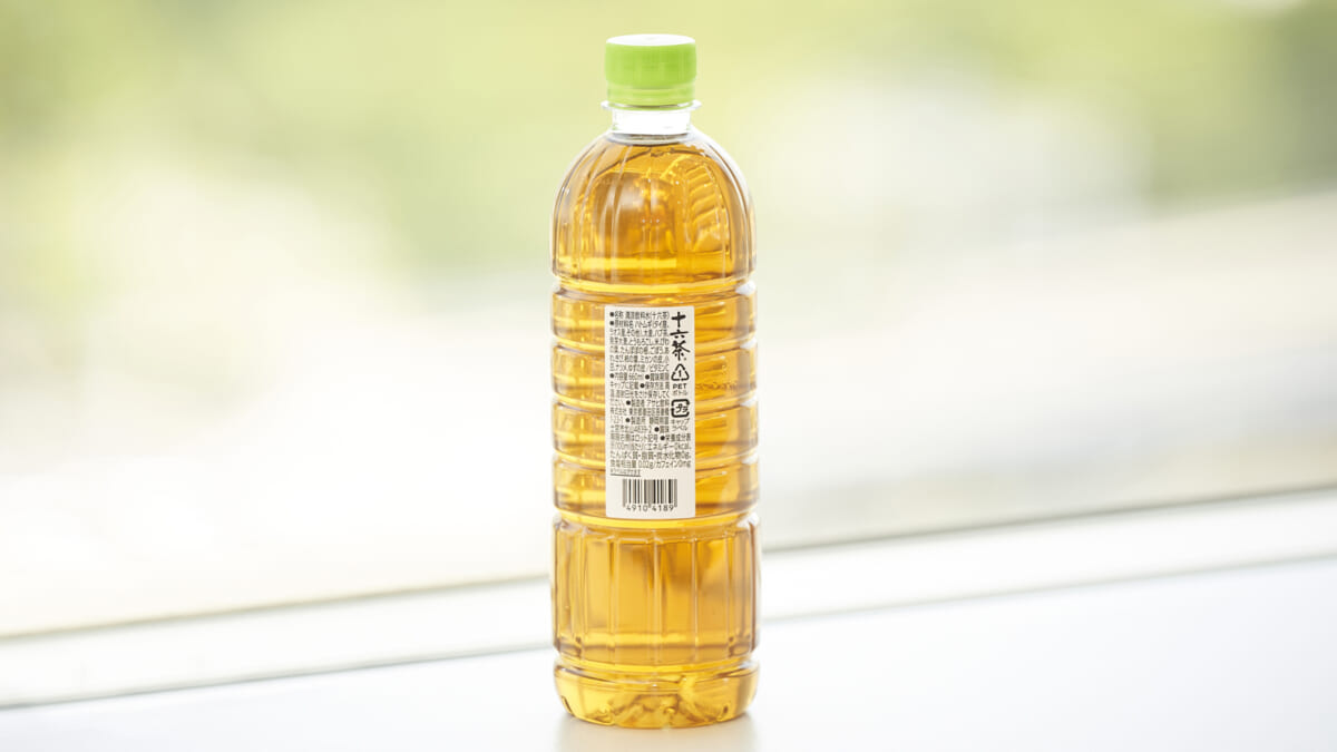 ラベルなしでも勝算あり？ 「アサヒ十六茶シンプルecoラベル」が店頭で目立つには