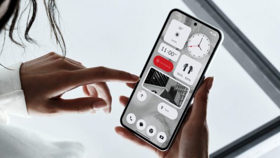フラッグシップモデルの第2世代「Nothing Phone (2)」を発表。独創性が光る透明スマホの新性能とは？