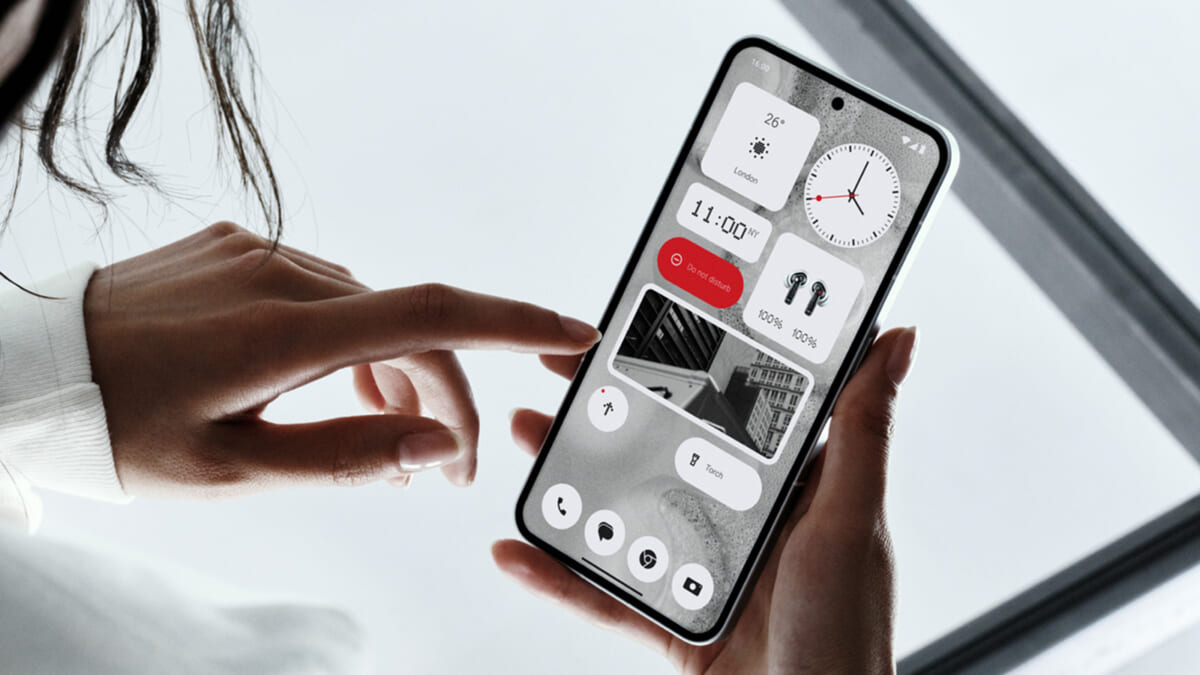 フラッグシップモデルの第2世代「Nothing Phone (2)」を発表。独創性が光る透明スマホの新性能とは？