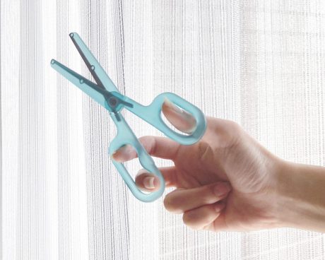 すりガラスのような“透け感”が美しい！ 約28gの軽量はさみ「トウメイハサミ」