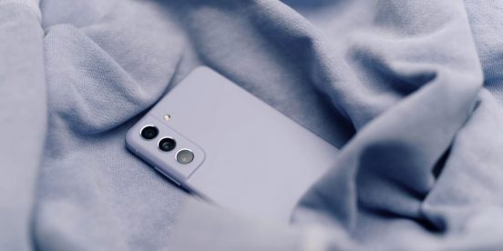まもなく発表（？）の「Galaxy S23 FE」、実物写真が登場！ 前モデルよりも持ちやすそう