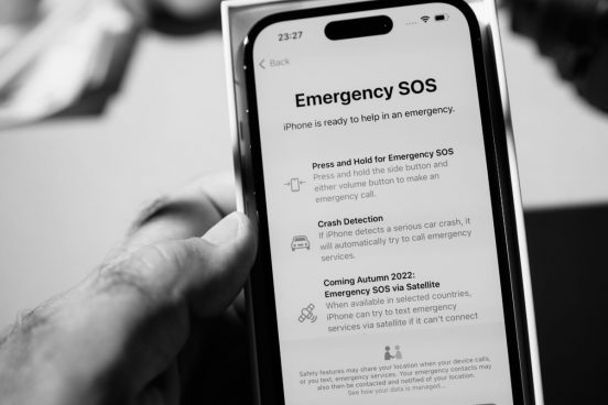 iPhone 14の衝突検出＋衛星緊急SOS、電波の圏外で崖下に転落した男性を救う