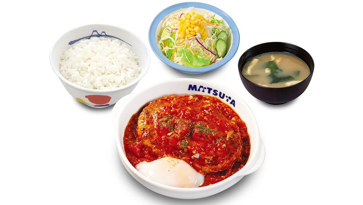 今年は「牛肉あいがけ」も登場。特製トマトソースの旨みあふれる松屋の「うまトマハンバーグ定食」