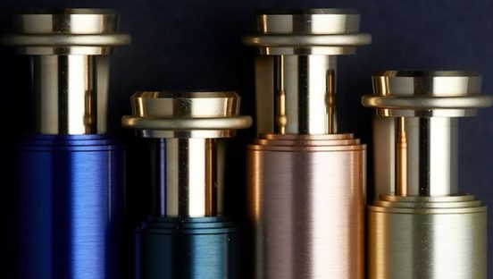 管楽器のピストンバルブのようなノック部分が特徴！ サクラクレパスから“自由を奏でる”ノック式ボールペン「SAKURA craft_lab 008」発売へ