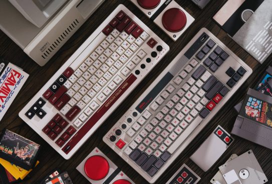 8BitDO、ファミコンを思わせるメカニカルキーボードを発表！ デカいボタンが2つ付き