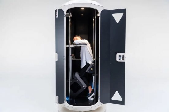 立ち寝できる快眠ボックス「giraffenap」が出た！オフィスの立ち寝仮眠が当たり前の時代？