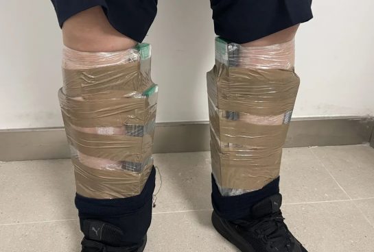 68台のiPhoneを身体に巻き付けて密輸しようとした男性、不自然な歩き方でバレて逮捕される