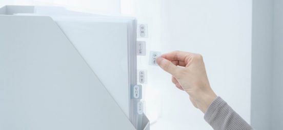 丈夫なプラスチック製！ インデックスとタブがひとつになって、書類が見つかりやすく取り出しやすい「ファイルタブ」