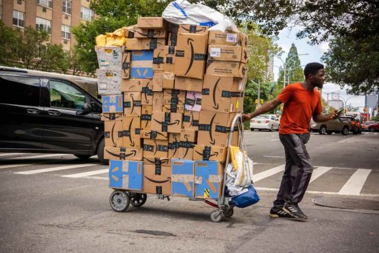 アマゾンから突然届いた100個以上の荷物。箱の中身は…？