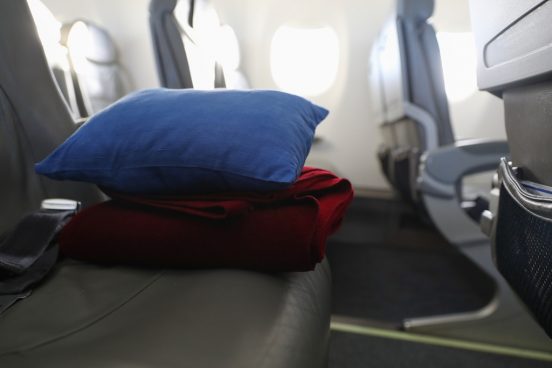 ブランケット1枚でエコノミー席がVIP席になる!? 飛行機でプライバシーを確保する奇妙な方法