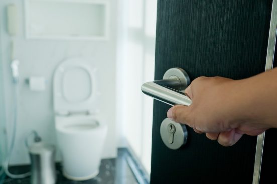 米の女性が旅行から帰宅、トイレで待ち構えていた恐ろしい物とは…