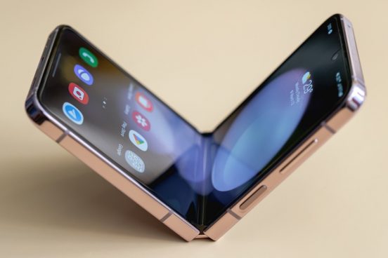 「Galaxy Z Flip5」の修理性と頑丈さは前モデルの2倍!? YouTuberが検証