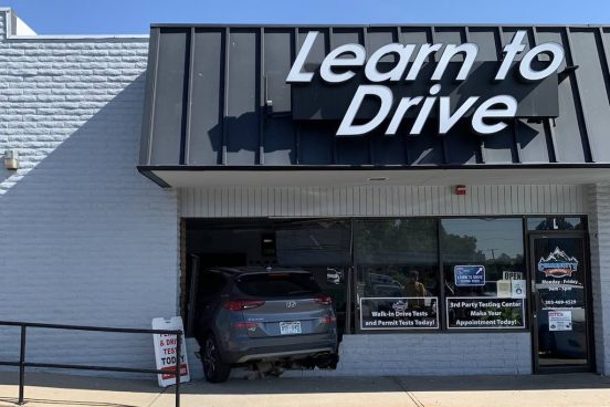 自動車教習所の従業員がクルマで職場に突っ込む！ 米国の交通安全ってどうなってるの？
