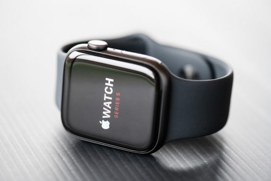 バンドや服装に合わせて自動で色が変わる？ Apple Watchの新特許