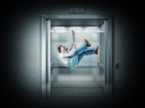 中国でエレベーターが急降下！ 人が空中に飛ぶ