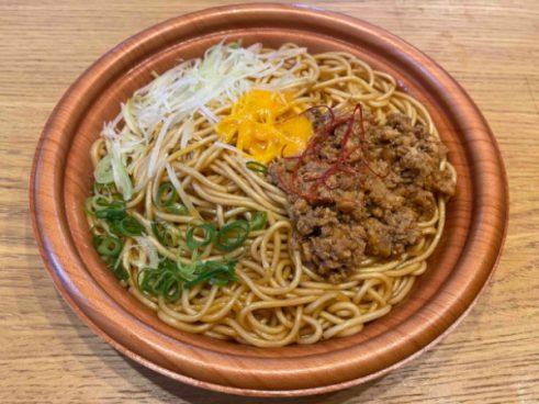 花椒と山椒の本格的な四川坦々麺！ ファミマの「汁なし担担麺」