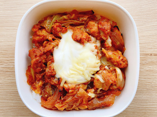 タッカルビとチーズの相性が抜群！ セブン－イレブンの「旨辛チーズタッカルビ丼」はクセになる甘辛だれがポイント