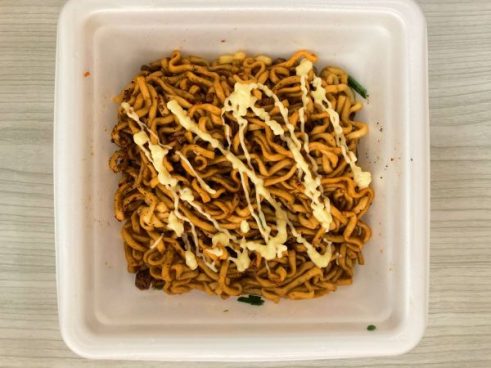 本家のワシワシ麺を再現！ 「元祖スタミナ満点らーめん すず鬼監修 こってり鬼濃 醤油まぜそば」（ファミマ）はこってり醤油ダレが癖になる旨さ