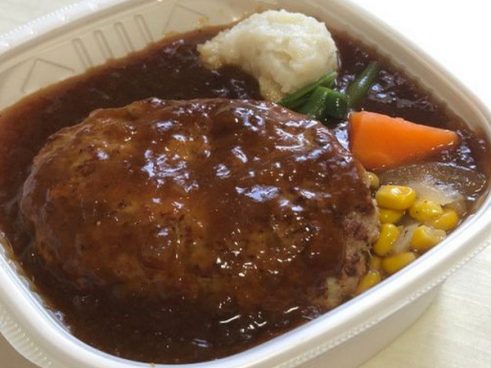 オニオンソースと肉汁溢れるハンバーグを楽しむ！ セブンの「おろし玉ねぎソースの鉄板焼ハンバーグ丼」が超ジューシー！