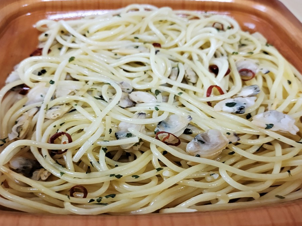 あさりと昆布のだしを楽しむ！ ファミリーマートの「だしの旨み広がるあさりのスパゲティ」はたっぷりのあさりが食べ応え十分
