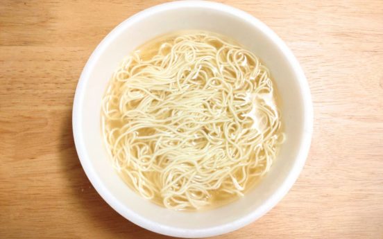 具がないラーメンだと…ファミマの”麺”と”スープ”だけで勝負に出たカップ麺を実食