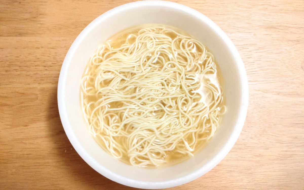 具がないラーメンだと…ファミマの”麺”と”スープ”だけで勝負に出たカップ麺を実食