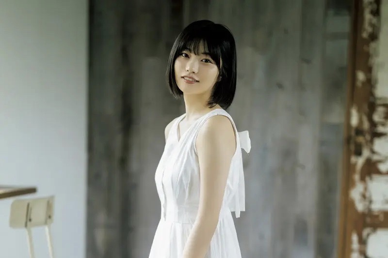 乃木坂46中西アルノが可憐な白ワンピース姿でナチュラル笑顔【独占カット】