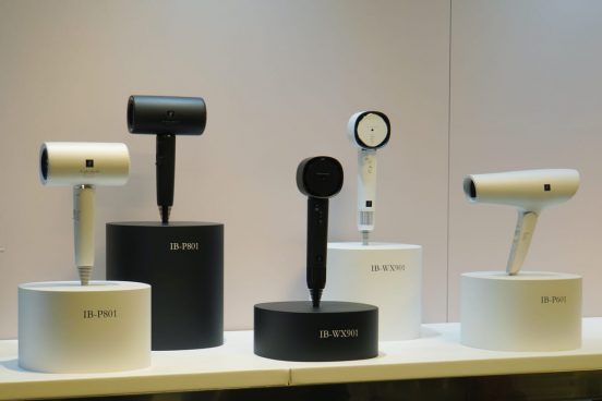 安定のプラズマクラスター搭載、シャープの最新最上位ヘアドライヤー。美髪を目指す老若男女は持っておきたい！