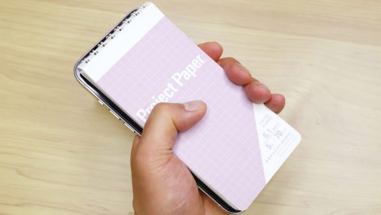 スマホやタブレットを傷つけずジャストフィット！ まとめ持ち専用メモパッド「プロジェクトガジェットメモ」がこんなに気持ちいいなんて