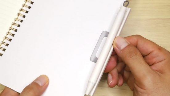 ノートにピタンと張り付くペン！ デジタル時代だってとっさの筆記セットはゼブラ「ピタン」に決まりだ