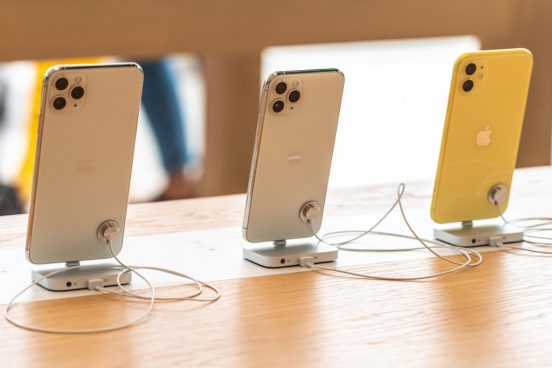 中国のアップルストアで「iPhone」を見つめる女性。次の瞬間とんでもない行動に！