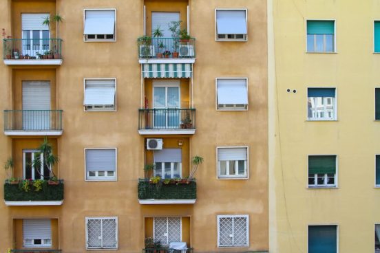 どうして室外機を壁の上に置くの？ 日本人と発想が違うイタリア式「部屋のレイアウト」
