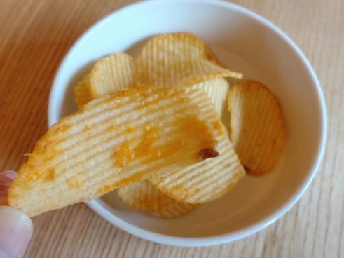 カルビーのコンビニ限定新作「ピザポテト ハニーチーズチキン味」は甘じょっぱさがクセになる