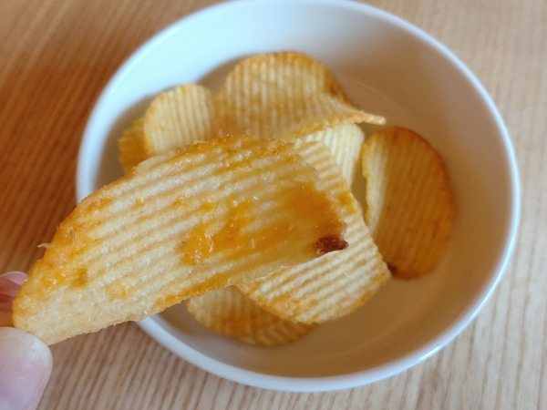 カルビーのコンビニ限定新作「ピザポテト ハニーチーズチキン味」は甘じょっぱさがクセになる