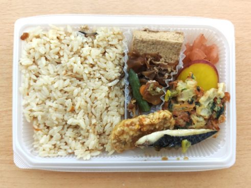 セブンの「きのこ炊き込み御飯幕の内」で感じる食欲の秋！